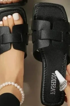 Claquettes noires pour femme