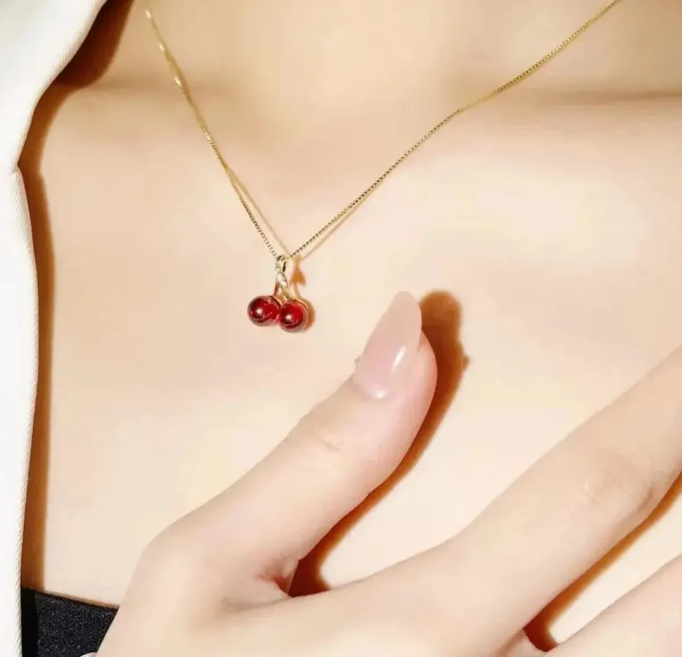 Collier cerise or