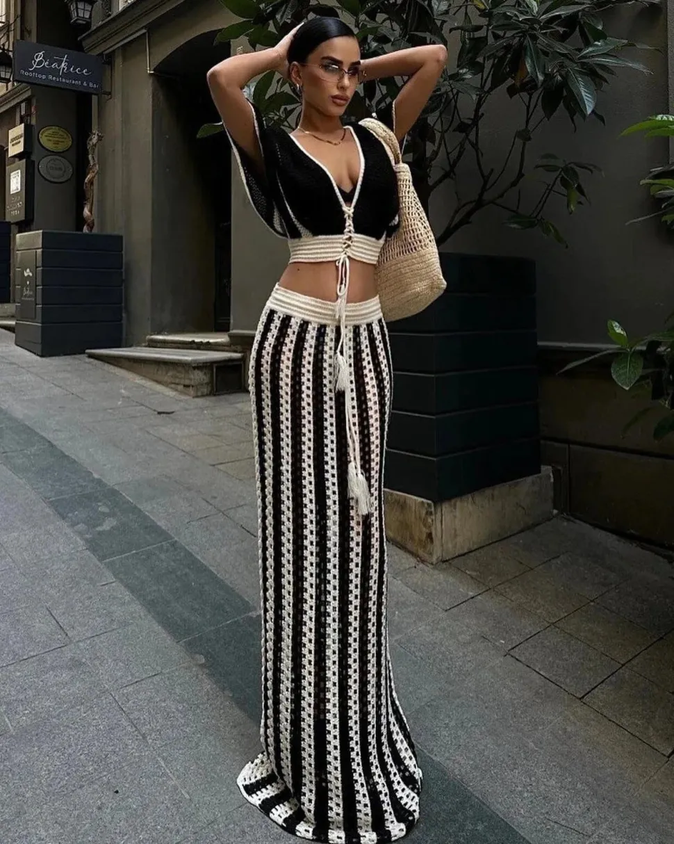 Ensemble été en maille rayée avec jupe longue ajourée et top court