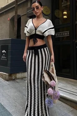 Ensemble été en maille rayée avec jupe longue ajourée et top court