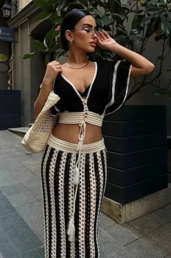 Ensemble été en maille rayée avec jupe longue ajourée et top court
