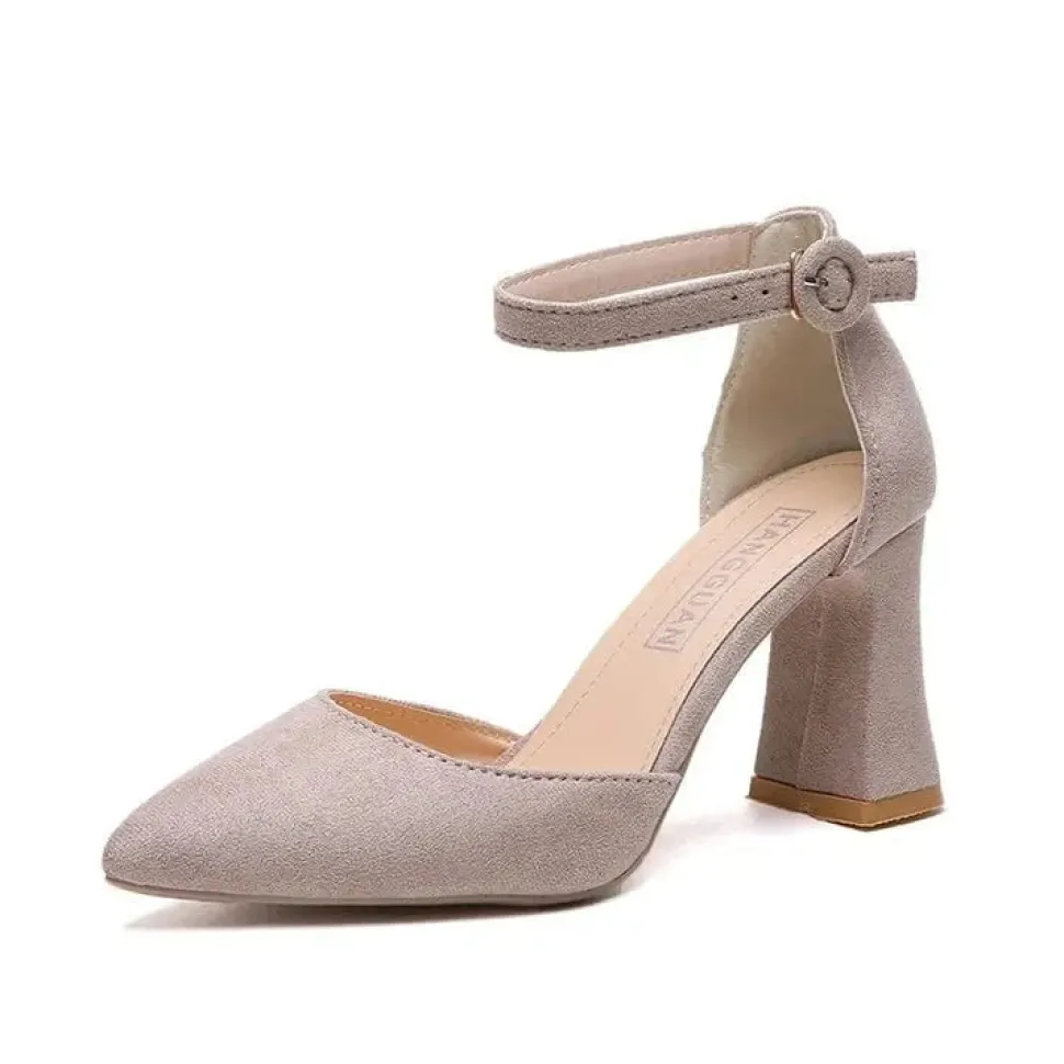 Escarpins beige à talon carré