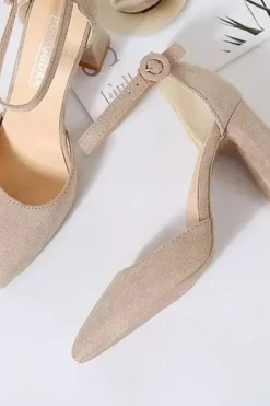Escarpins beige à talon carré