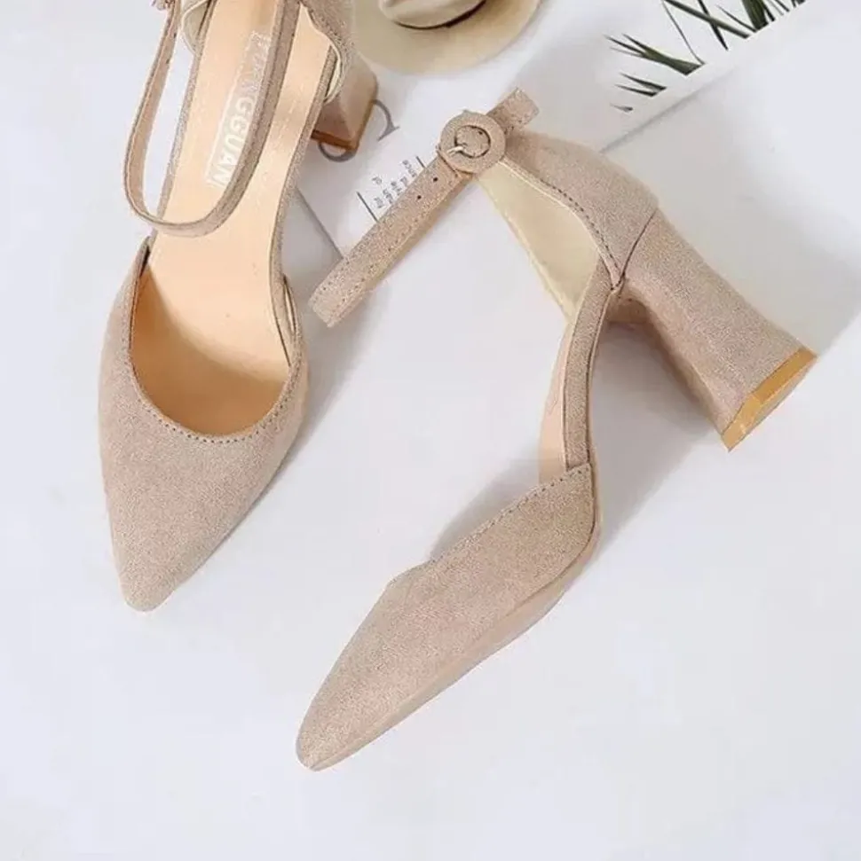 Escarpins beige à talon carré