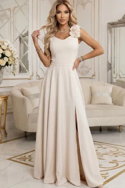 Robe beige longue chic pour soirée élégante