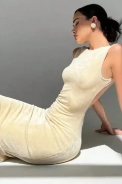 Robe beige moulante longue dos nu