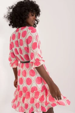 Robe blanche courte et légère avec des cercles roses