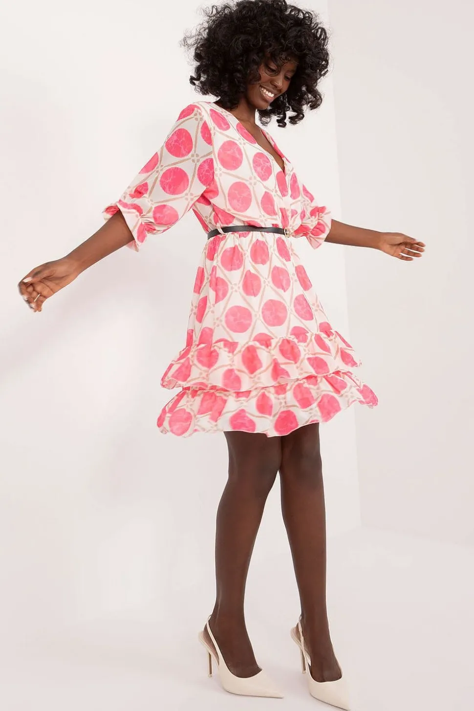 Robe blanche courte et légère avec des cercles roses