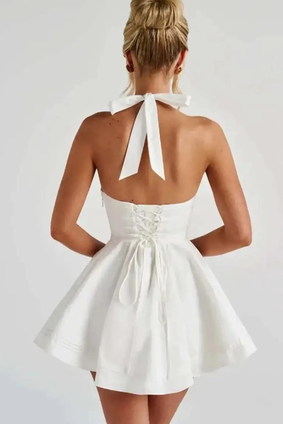 Robe blanche courte patineuse sans manches