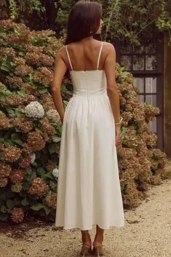 Robe blanche midi évasée à bretelles fines