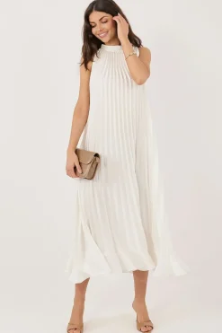 Robe blanche plissée chic sans manches