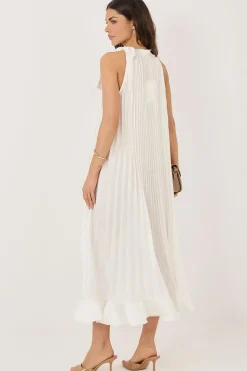 Robe blanche plissée chic sans manches