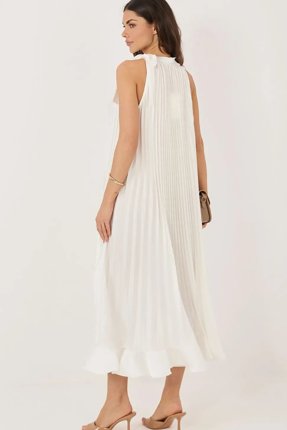 Robe blanche plissée chic sans manches