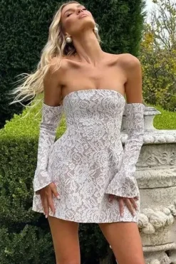 Robe bustier courte en dentelle évasée