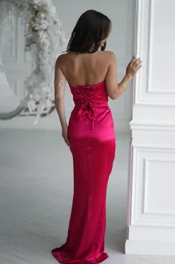 Robe bustier rouge longue fendue avec rose drapée