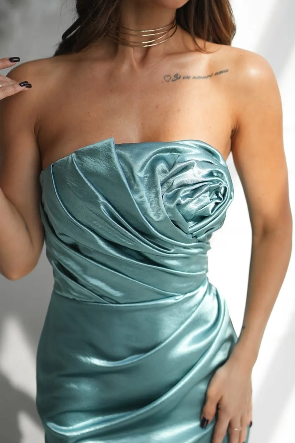Robe bustier vert menthe en satin avec rose drapée