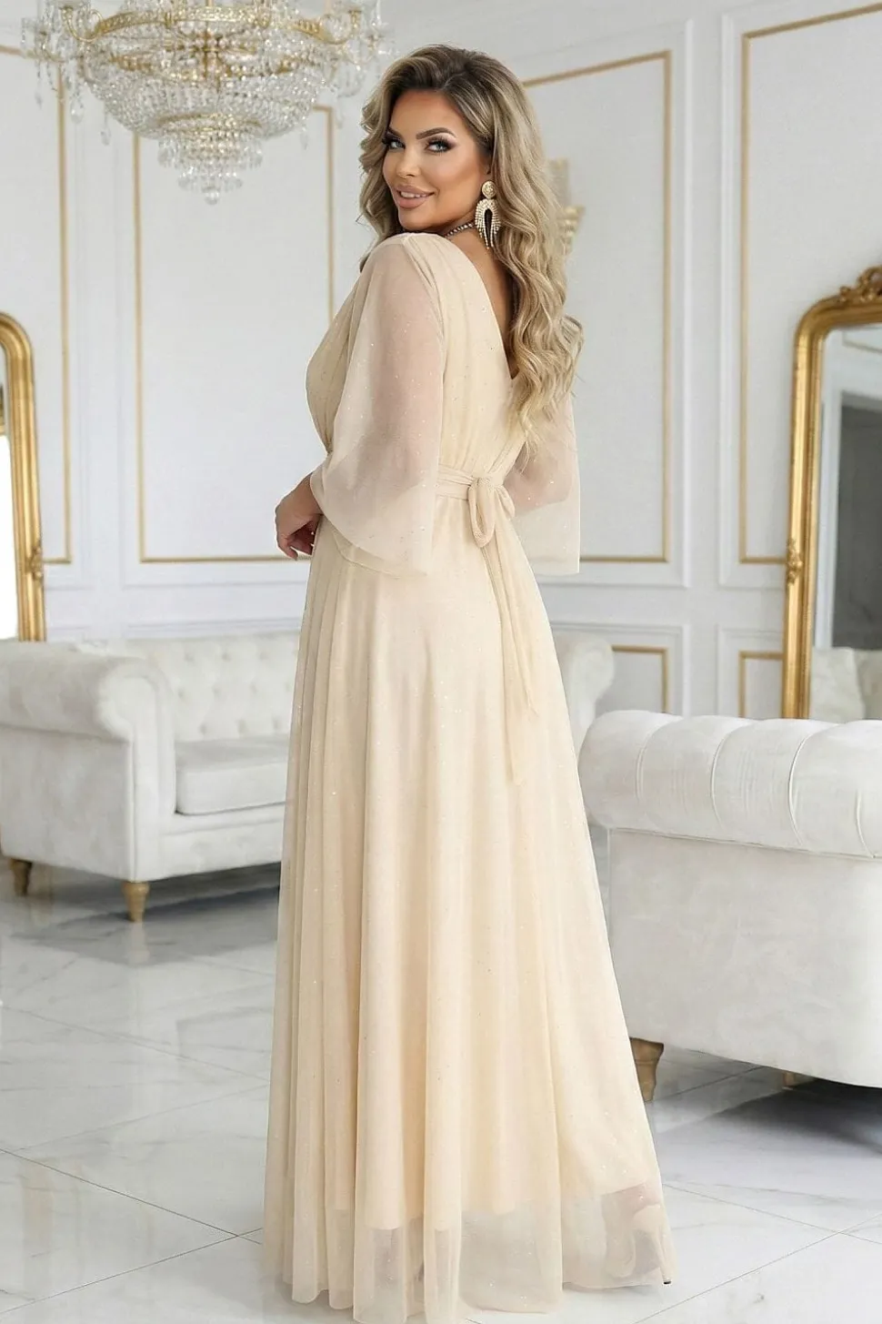 Robe champagne pour invitée au mariage chic