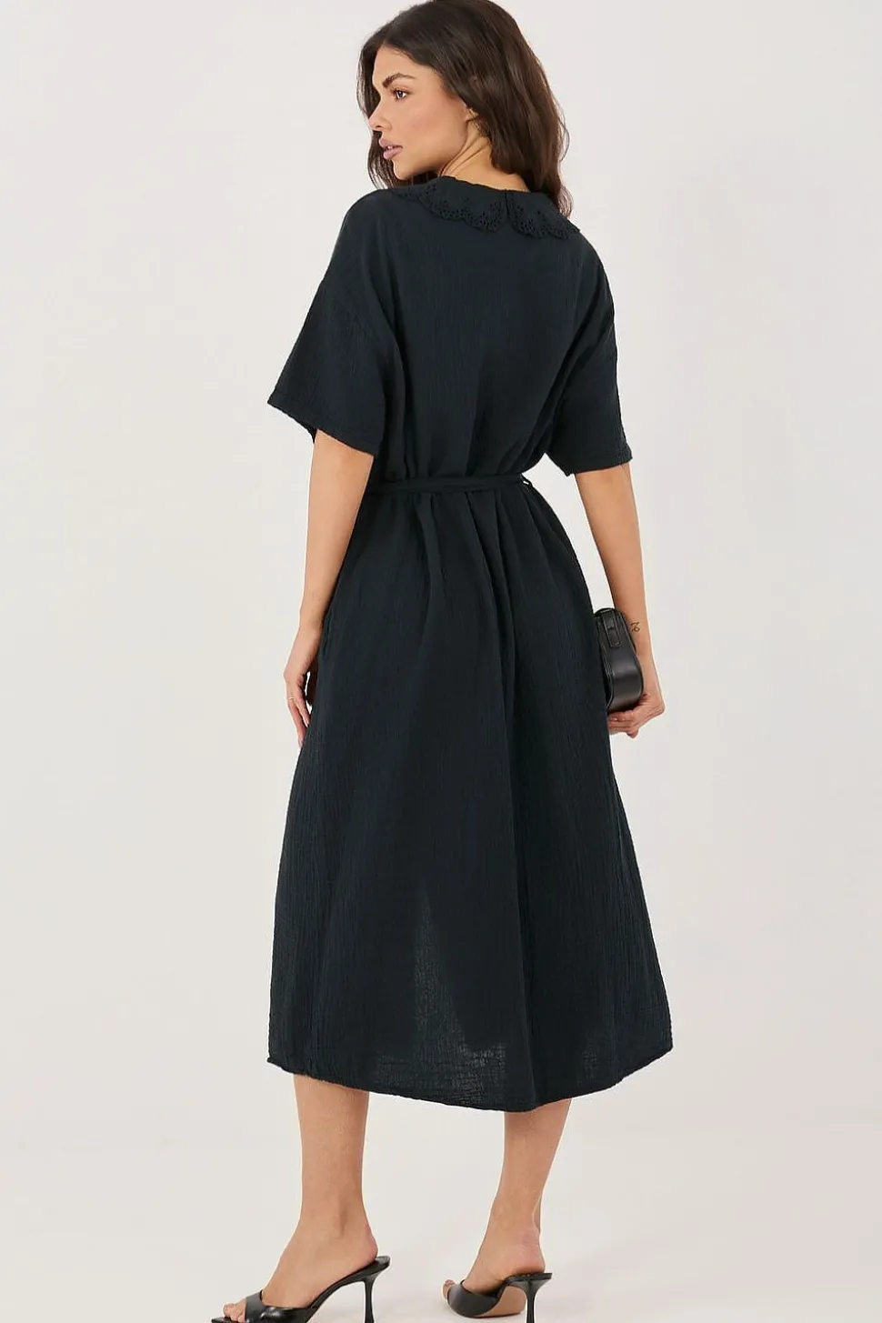 Robe chemise noire midi manches courtes