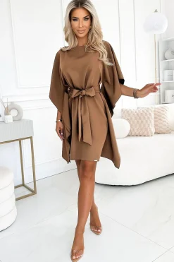 Robe courte beige ceinturée fluide