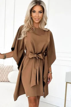 Robe courte beige ceinturée fluide