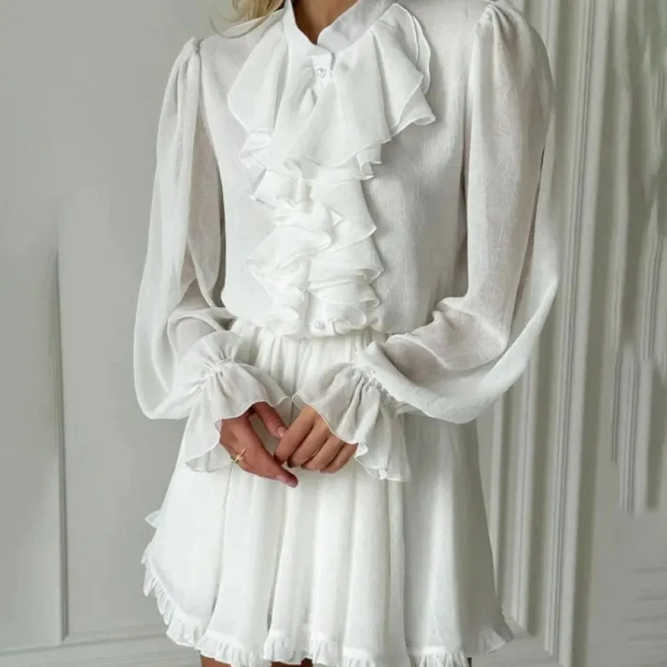 Robe courte blanche à manches longues