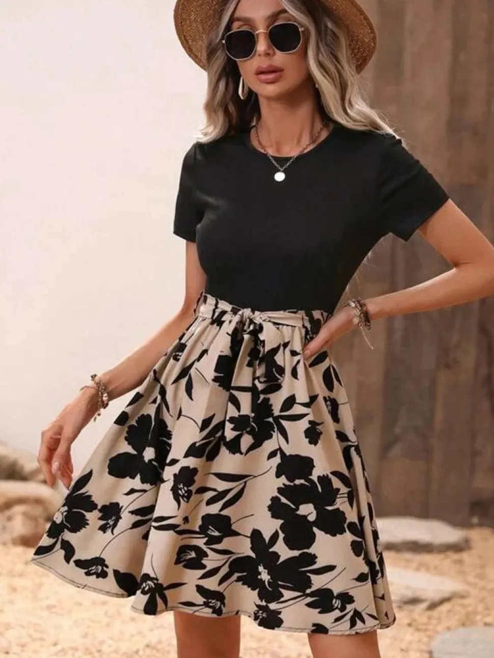 Robe courte casual avec jupe fleurie
