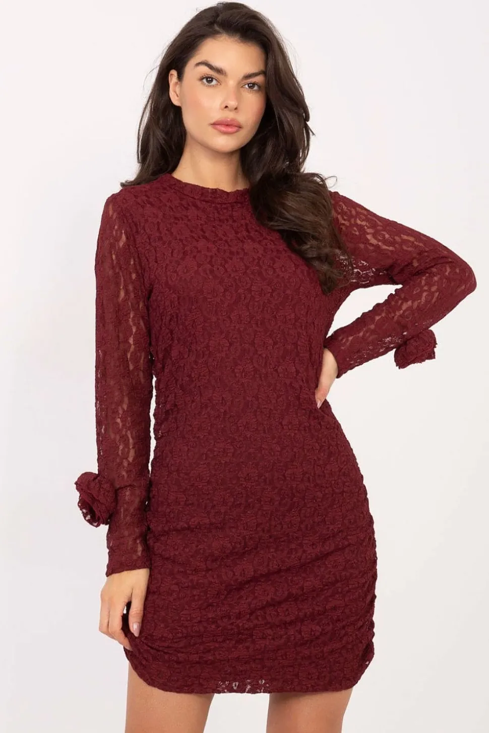 Robe courte chic en dentelle bordeaux