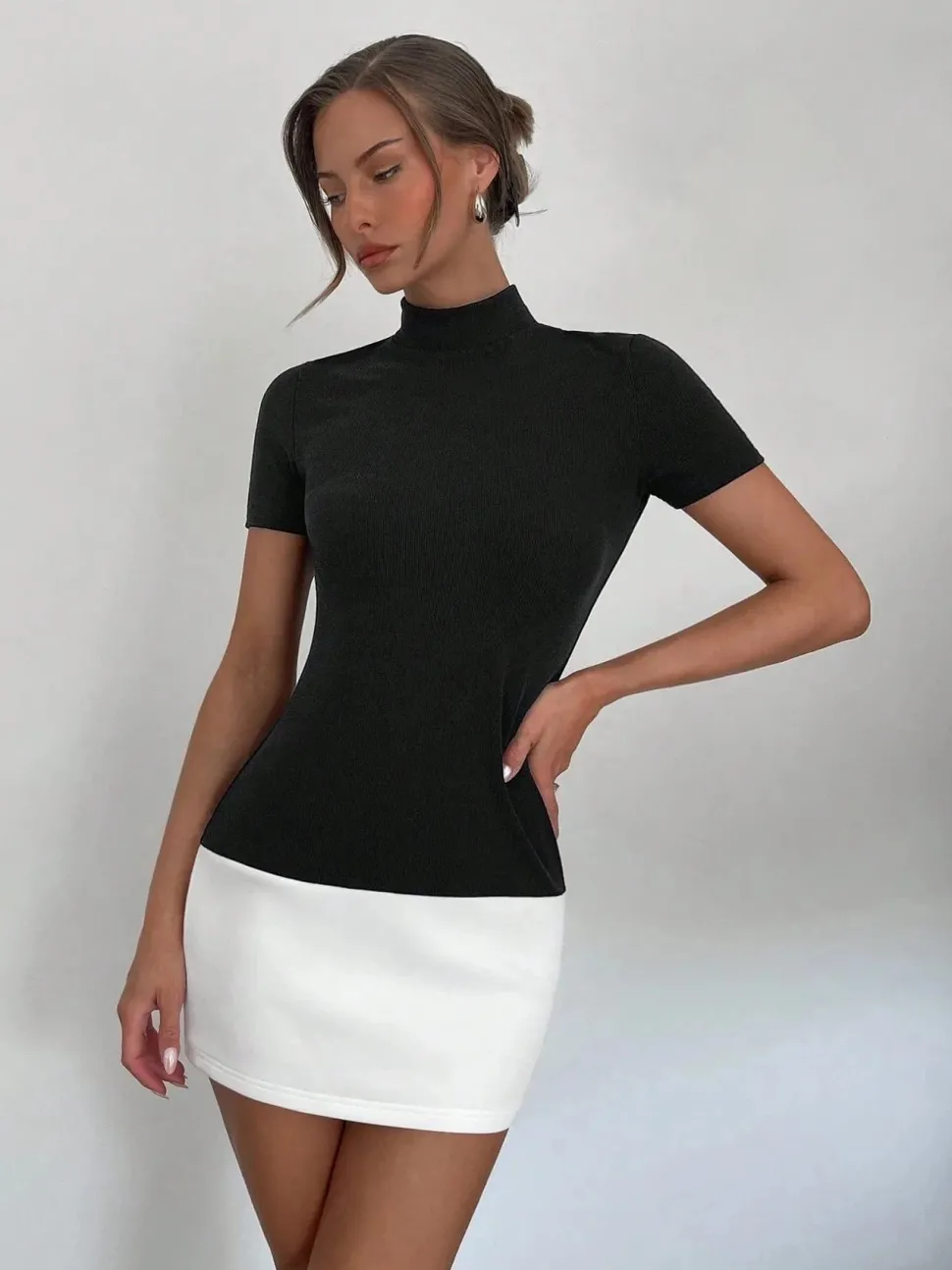 Robe courte chic moulante bureau