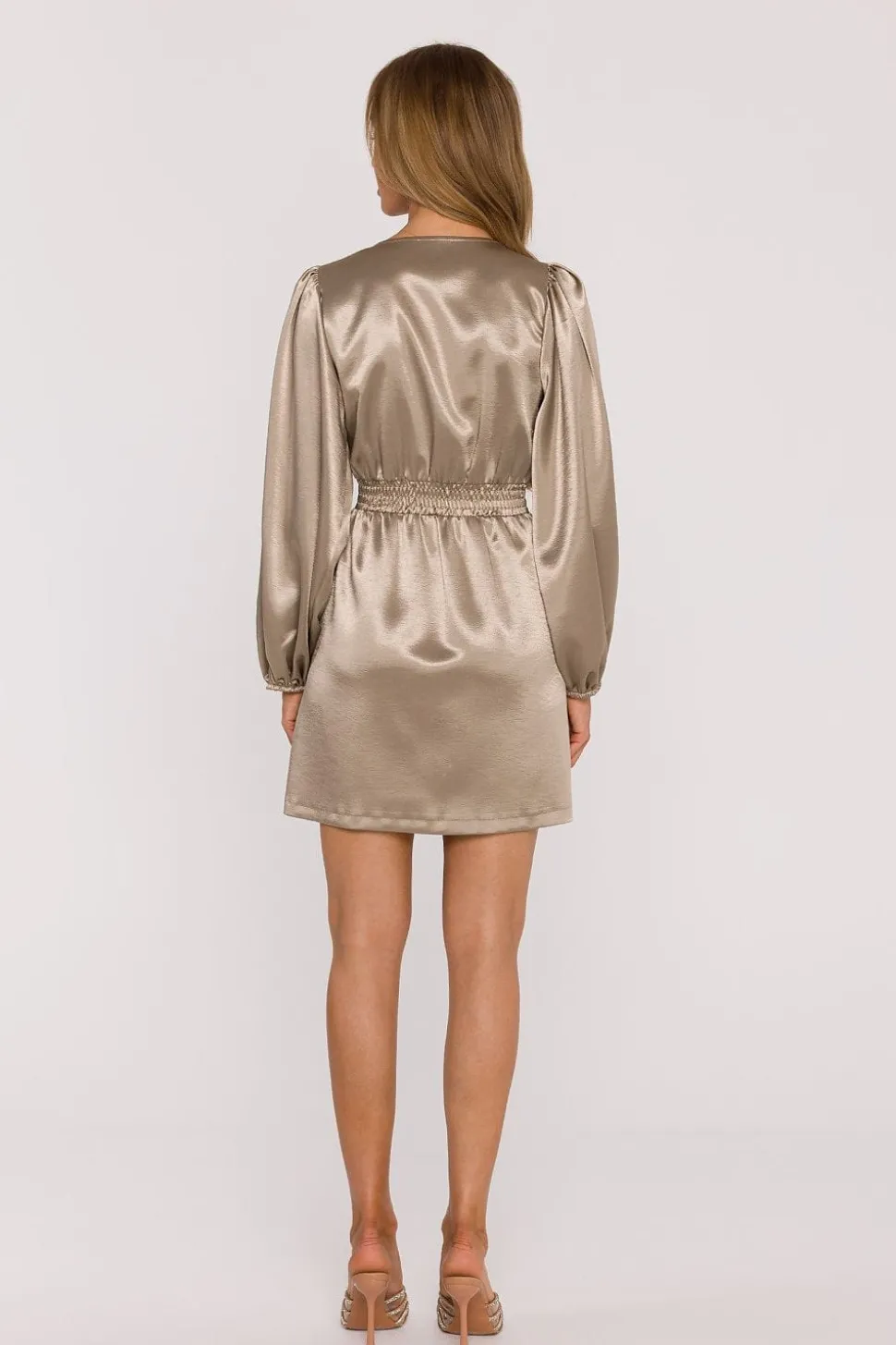 Robe courte dorée à manches bouffantes