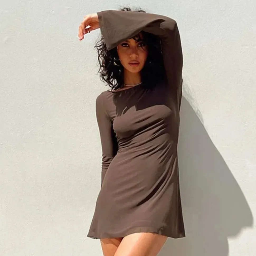 Robe courte dos nu manches longues