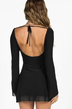 Robe courte dos nu manches longues