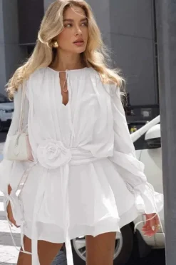 Robe courte à manches évasées avec laçage et fleurs décoratives