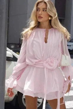 Robe courte à manches évasées avec laçage et fleurs décoratives