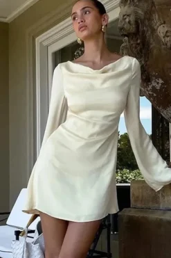 Robe courte satinée beige manches longues