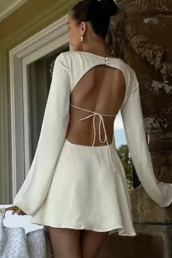 Robe courte satinée beige manches longues