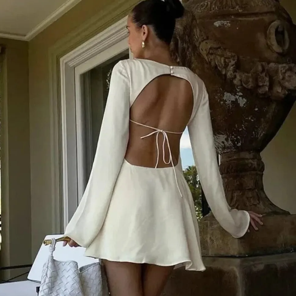 Robe courte satinée beige manches longues