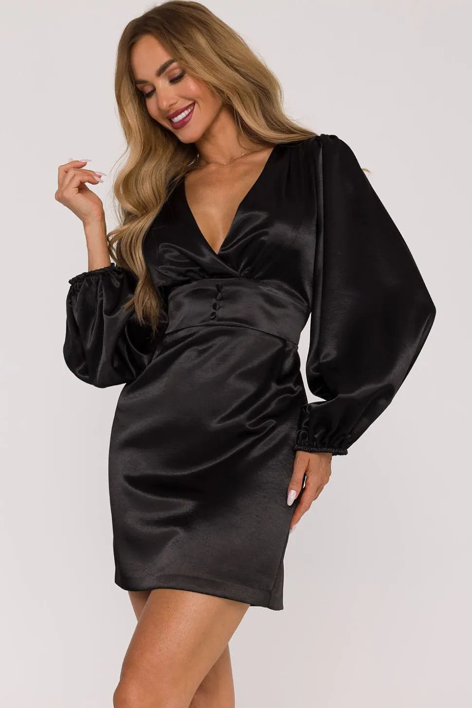 Robe courte satinée noire manches longues
