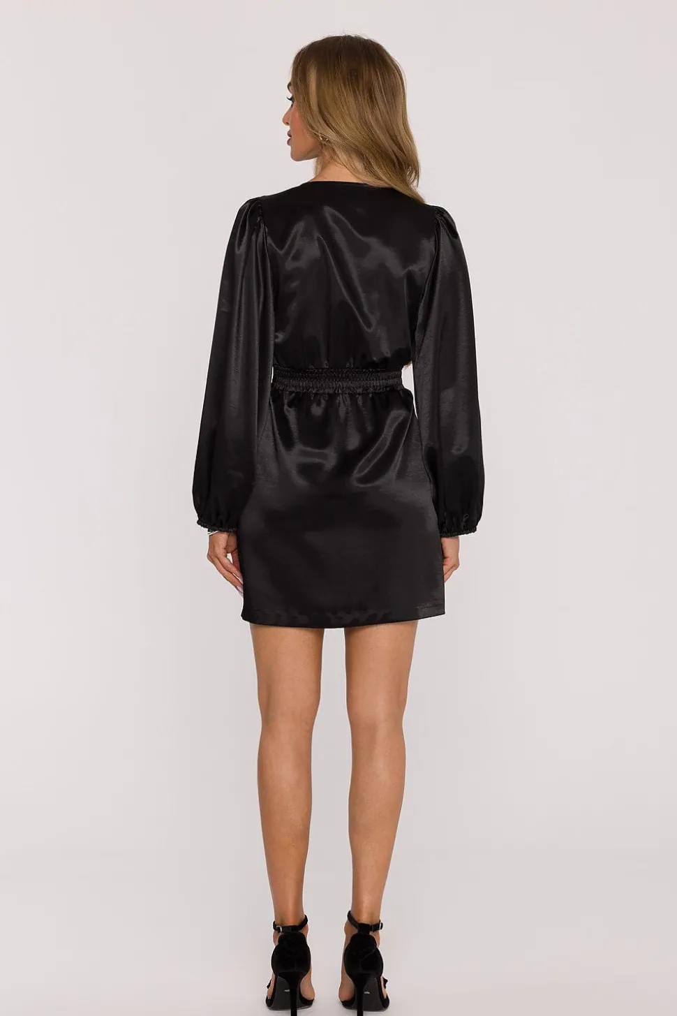 Robe courte satinée noire manches longues