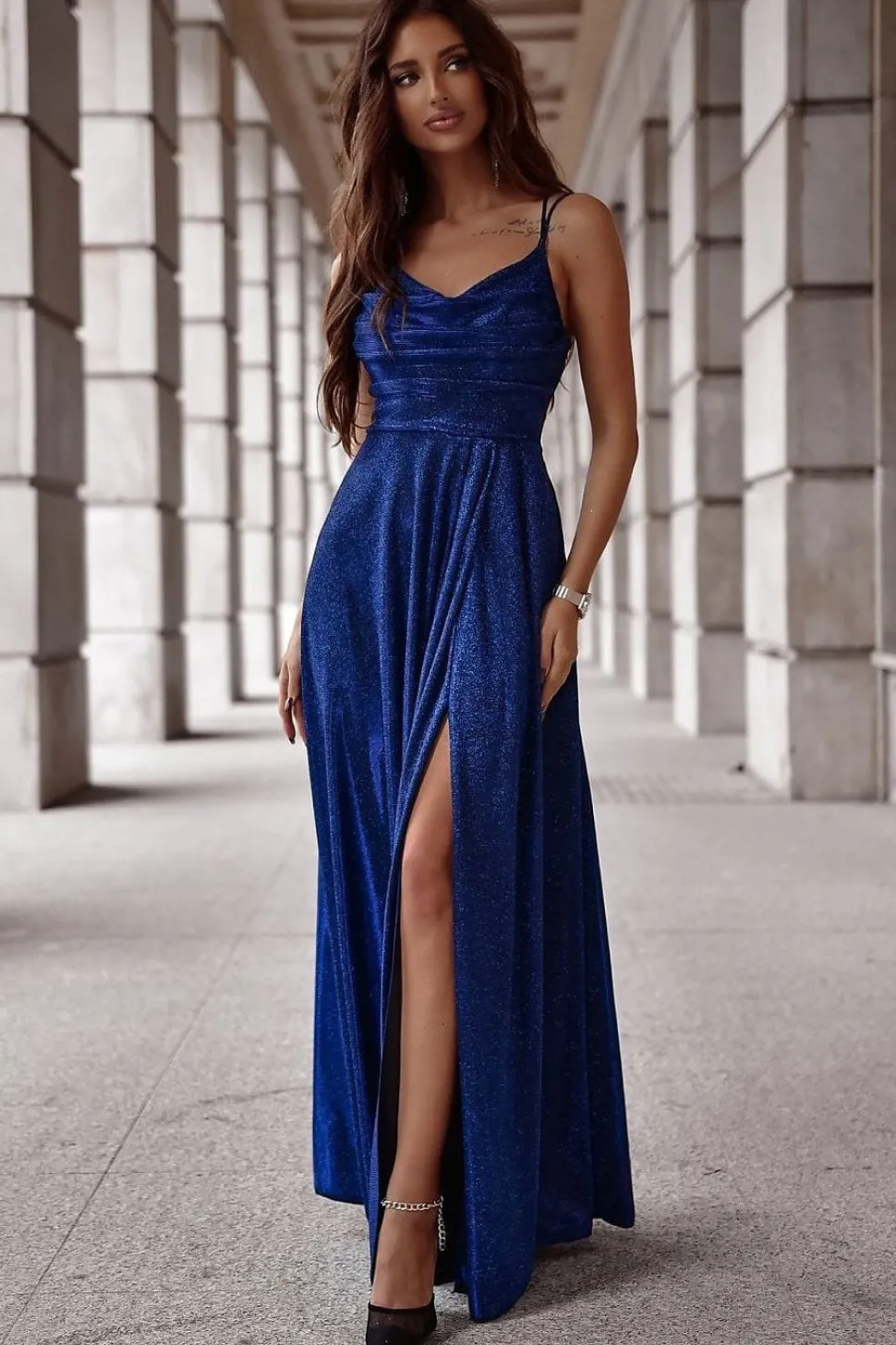 Robe de bal bleue longue pailletée