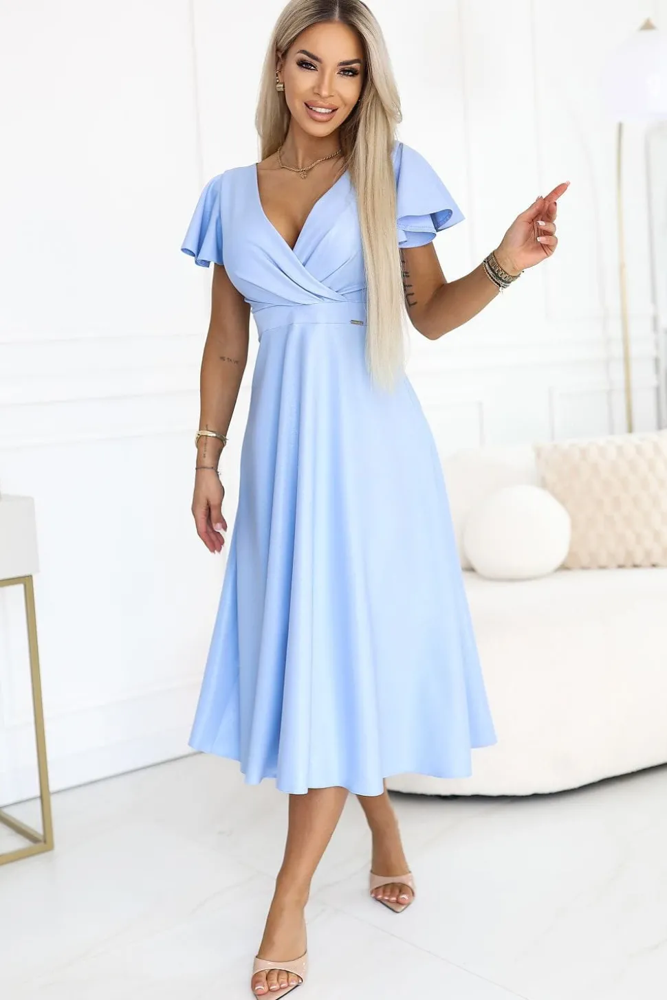 Robe de cocktail bleue midi manches courtes