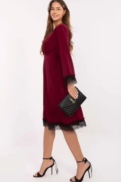 Robe de cocktail bordeaux chic finitions en dentelle