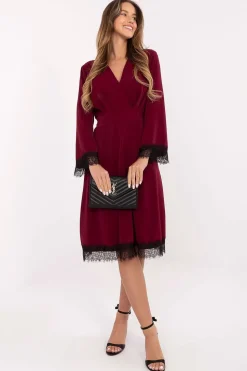 Robe de cocktail bordeaux chic finitions en dentelle