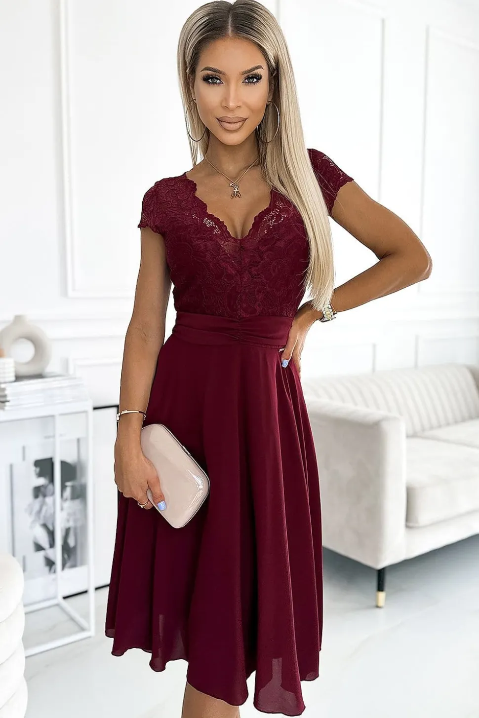 Robe de cocktail bordeaux haut en dentelle