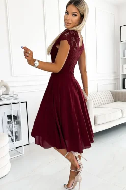 Robe de cocktail bordeaux haut en dentelle