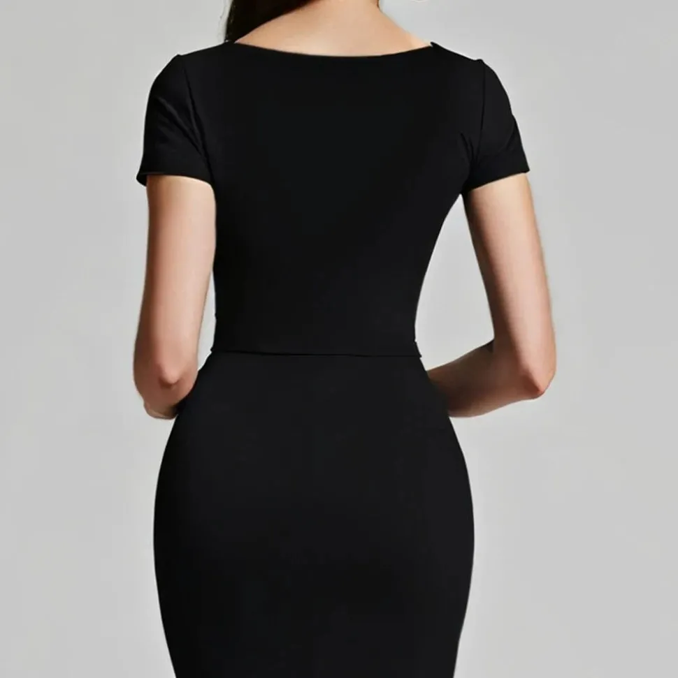 Robe de cocktail chic noire manches courtes