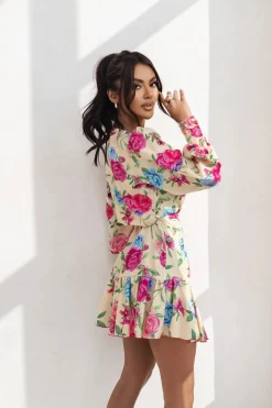 Robe de cocktail courte avec manches longues bouffantes