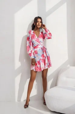 Robe de cocktail courte avec manches longues bouffantes