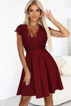 Robe de cocktail courte bordeaux haut dentelle