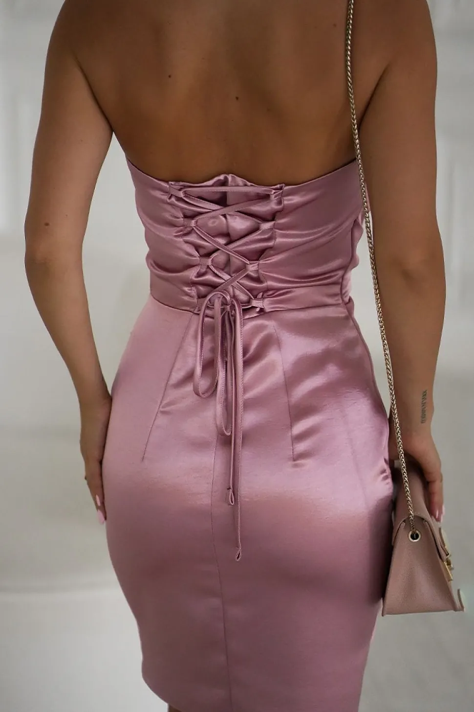 Robe de cocktail courte bustier satin rose poudré