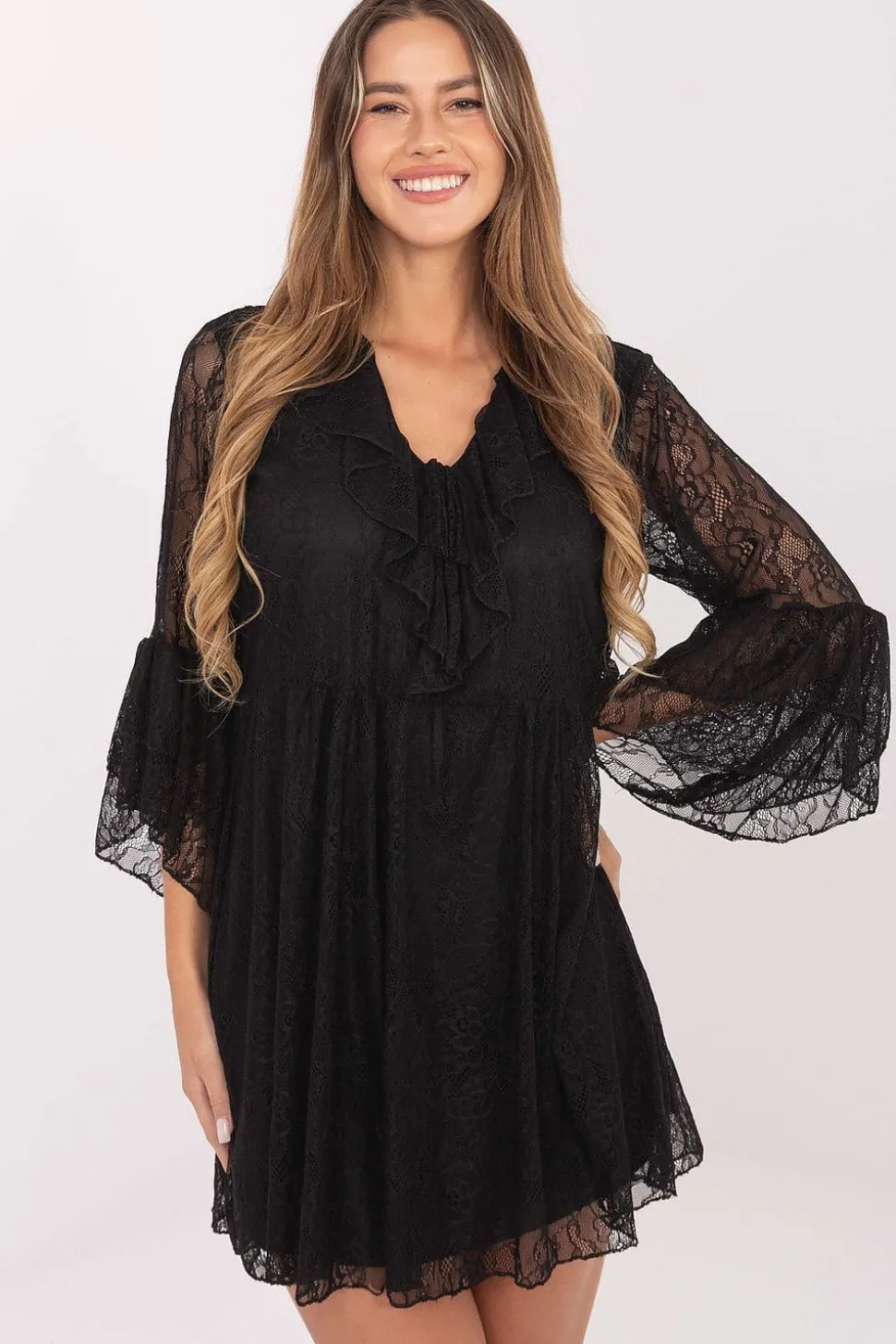 Robe de cocktail courte en dentelle noire